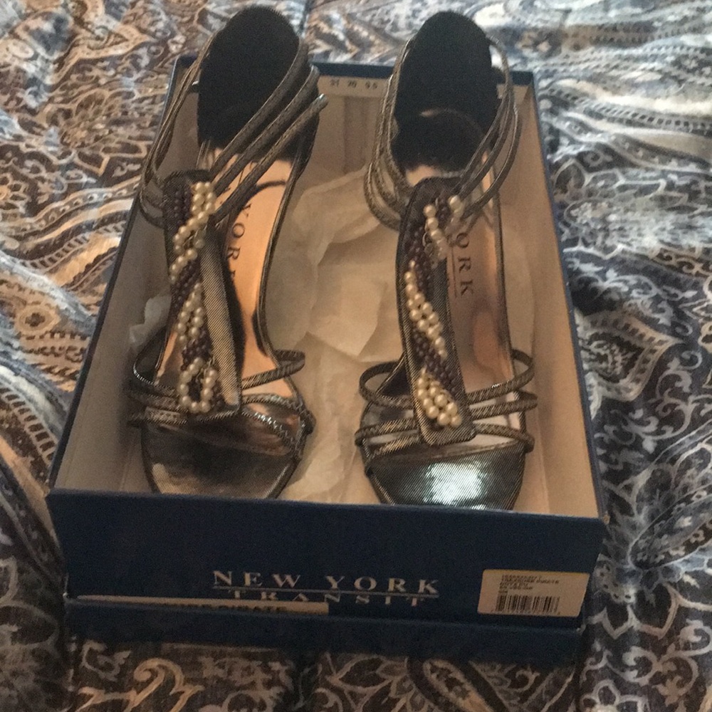 NWOT Silver sparkly heels with fake pearls